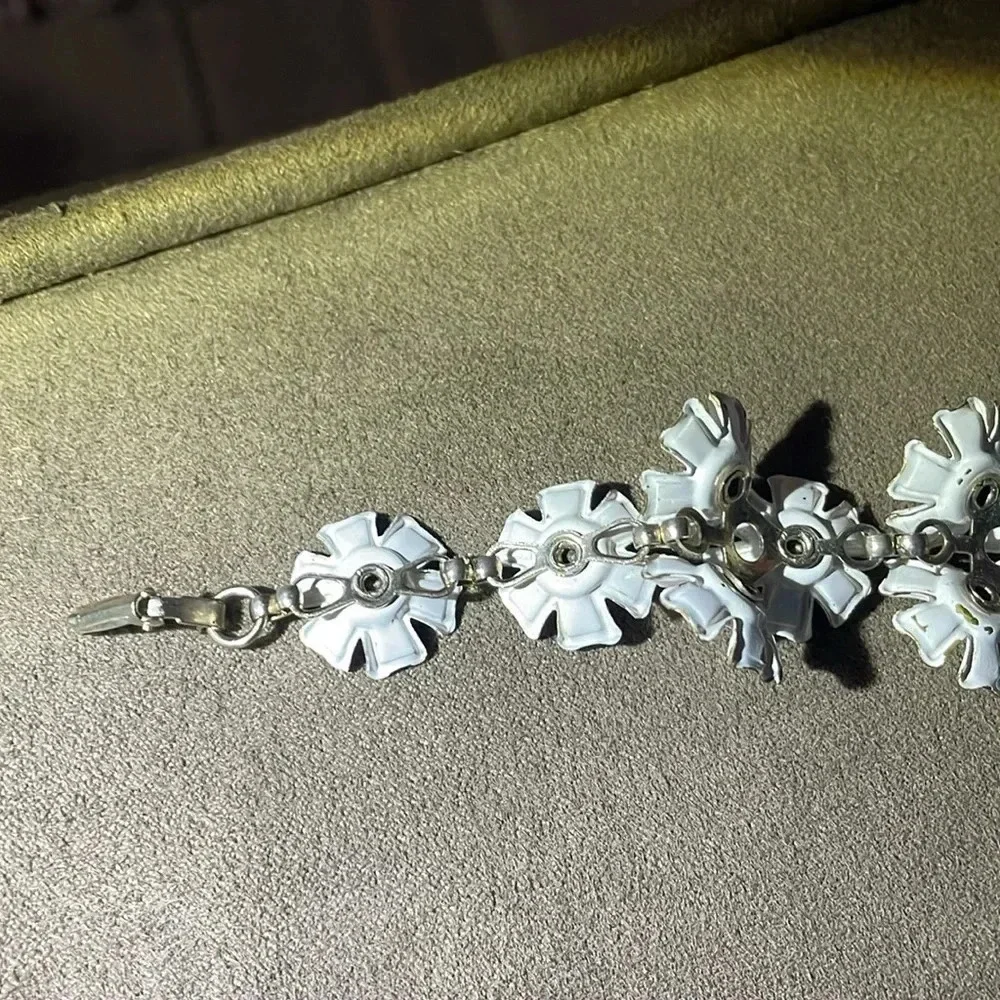 Vintage enamel pink whiter flower braclet - Picture 7 of 8